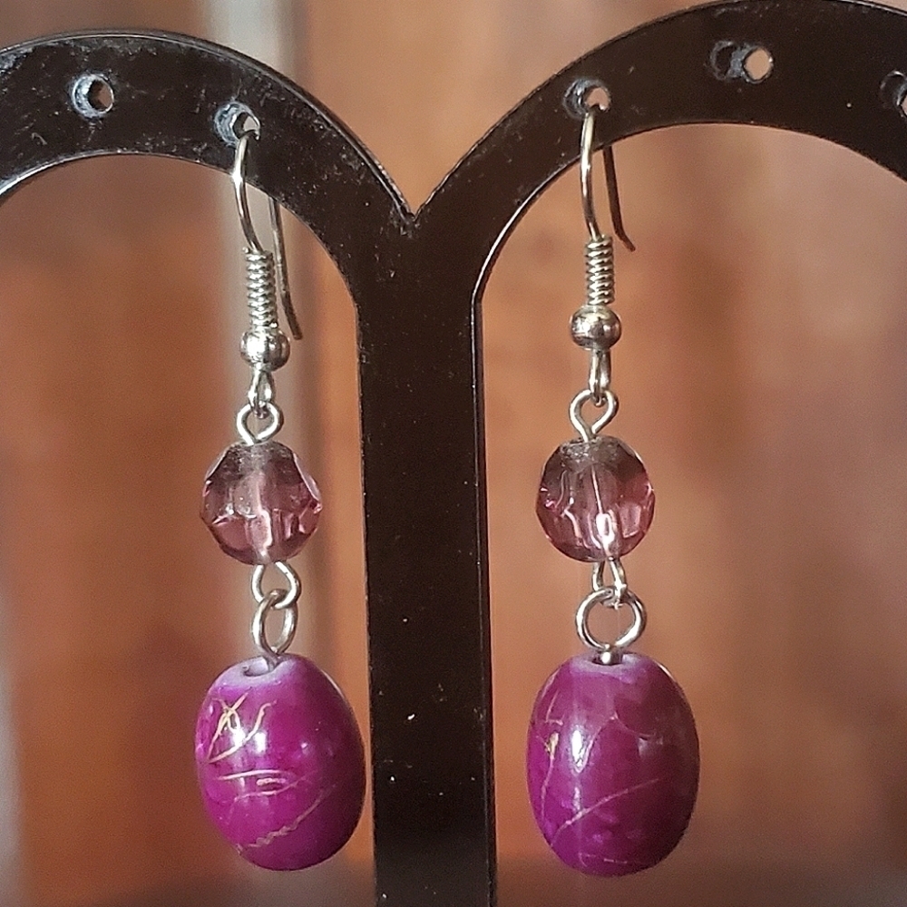 Purple and pink drop earrings in pink gemstone. 🌴